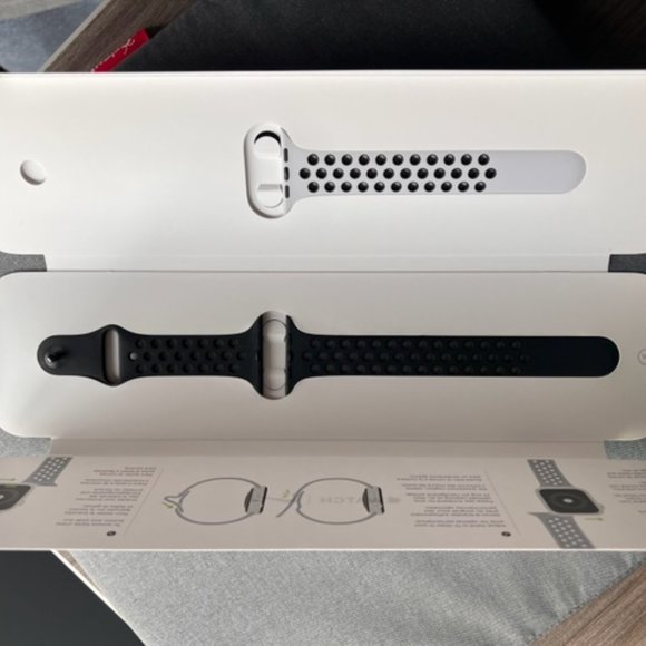 Watch Series 3 Nike+ Aluminum 42MM Cellular - Picture 3 of 4